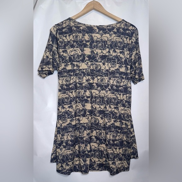 LuLaRoae Short Sleeve Tunic Top Floral Print Size Medium Whimsygoth - Picture 7 of 7